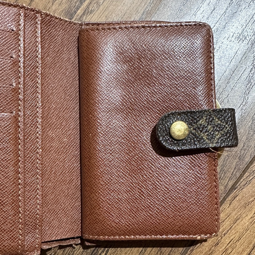 AUTHENTIC Louis Vuitton wallet. Monogram pattern. - Picture 5 of 16